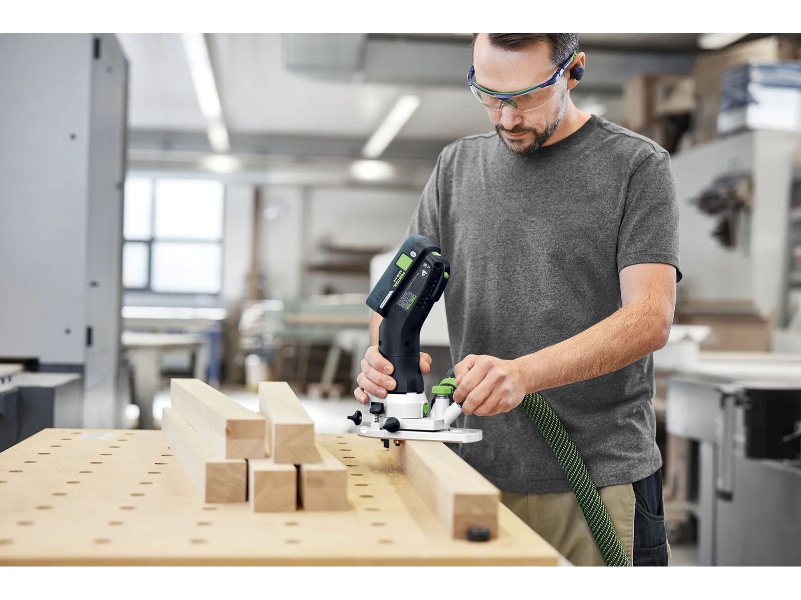 Stabilne prowadzenie Festool MFKC 700 EB-Basic